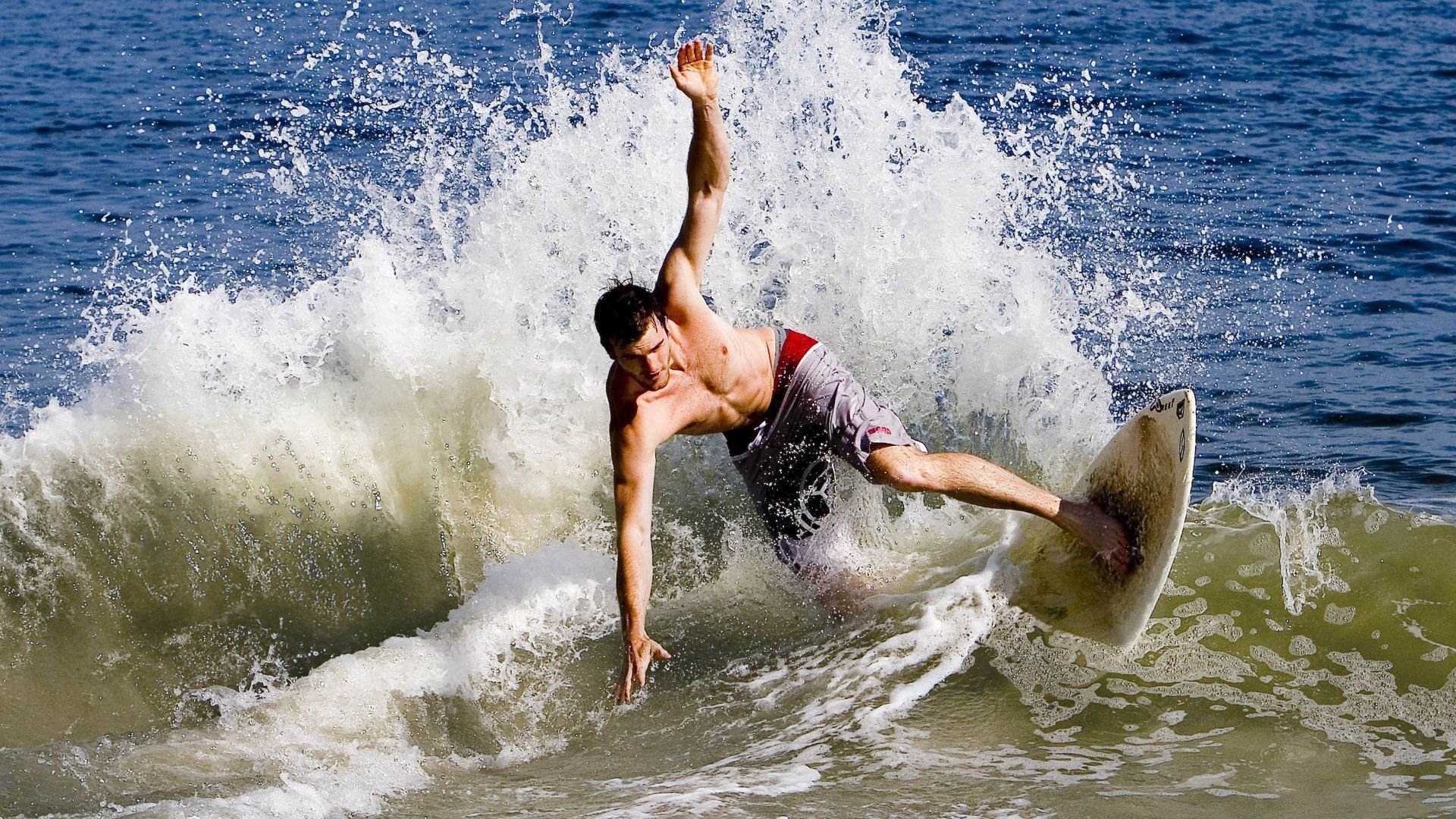 熊猫体育赛事-当黄潜艇掀翻枪手，当坎特接管F1争冠—体育世界里的不可能如何成为现实